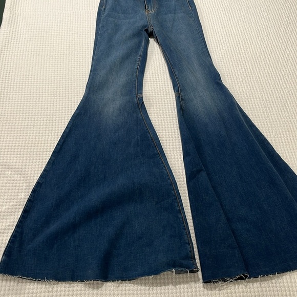 Free People just float on bell bottom Jeans sz 24R medium wash FP hippie Boho - Picture 7 of 11